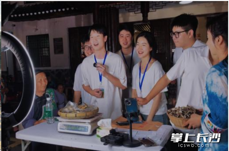小分队成员和施康分别用普通话、苗语一起直播，推介十八洞村的腊肉、小鱼干、菌子等特色农产品。