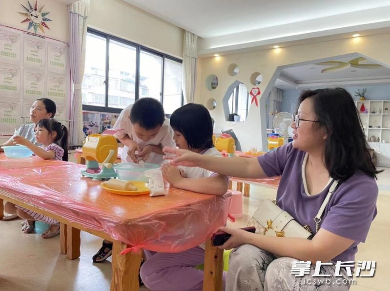 亲子一起参与活动。