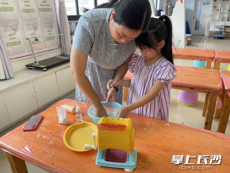 活动现场，大人和小孩一起制作手工面条。   均为长沙晚报全媒体记者吴鑫矾、通讯员徐玲摄