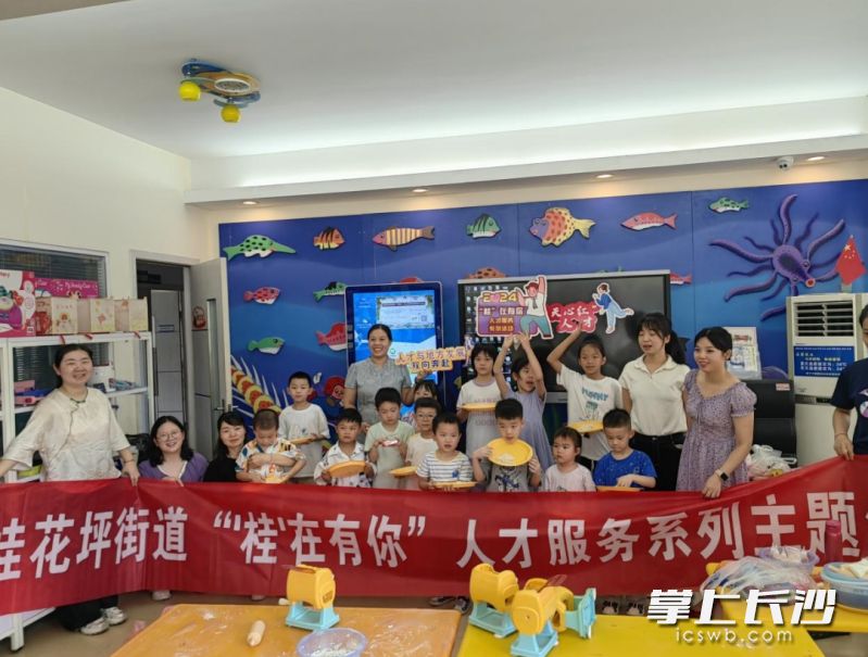 大家快乐合影。