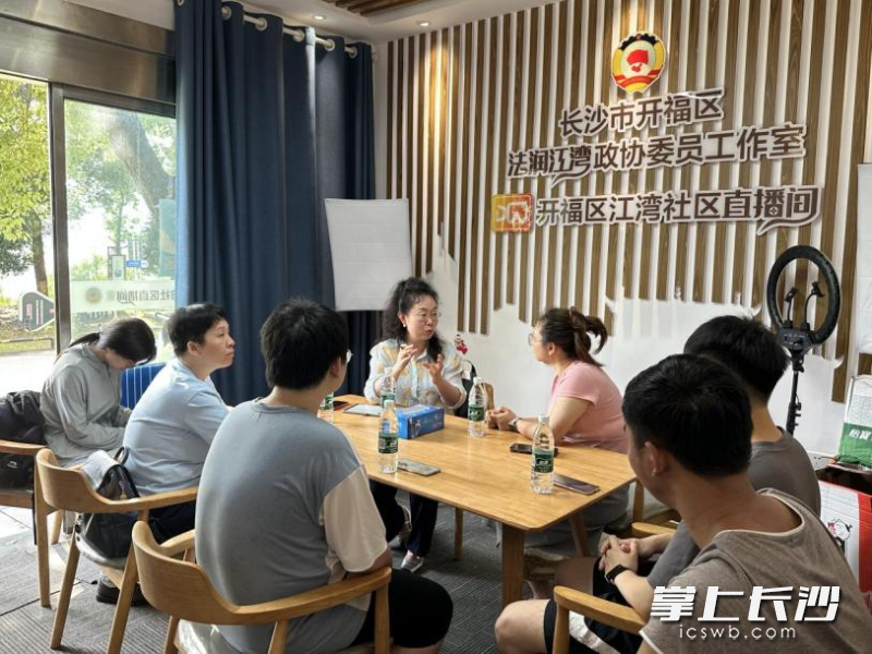 调研团向工作人员了解江湾社区的具体情况。