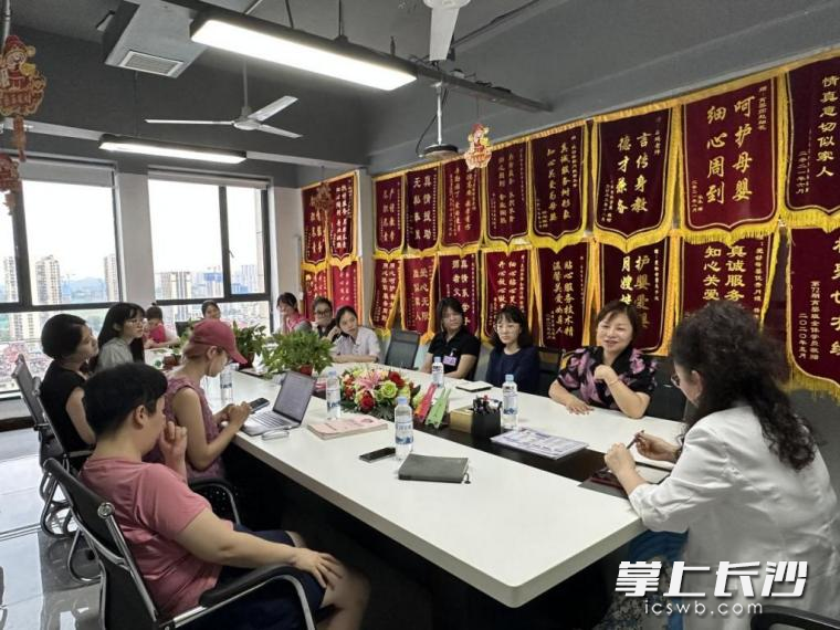 调研团在爱幼母婴家庭服务有限责任公司调研。均为长沙晚报通讯员 向艳 左嵩 摄 