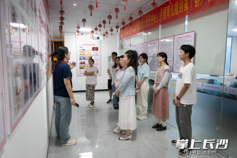 玉雅清朦母婴集团负责人向师生介绍公司运营模式。