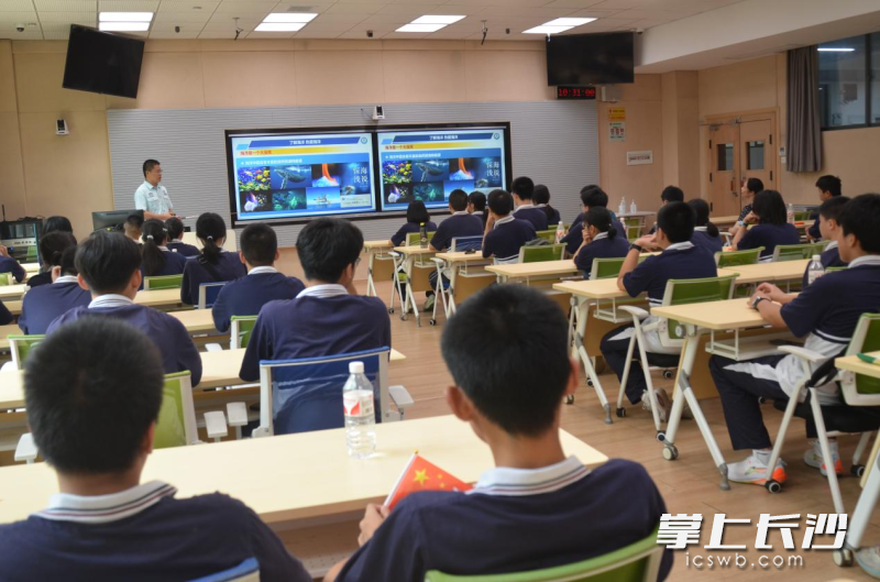 同学们参与海洋国防安全知识讲座。照片均为学校 供图