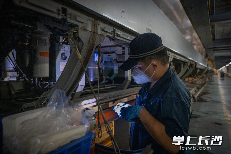 检查高速动车组零部件磨损状态。