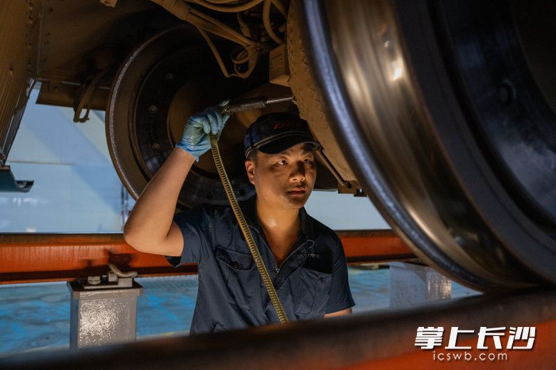 动车组机械师正在为高铁动车组添加齿轮油。均为全媒体记者 冯启阳 摄