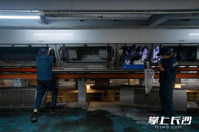 为高速动车组列车添加更换干燥剂。