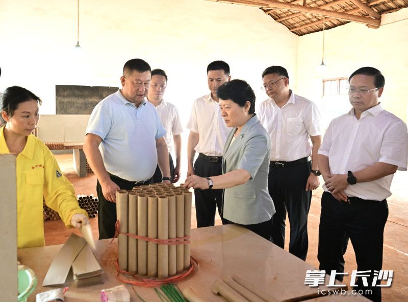 在盛虹国泰烟花制造有限公司，吴桂英督促企业落实安全生产主体责任。 均为长沙晚报全媒体记者 余劭劼 摄