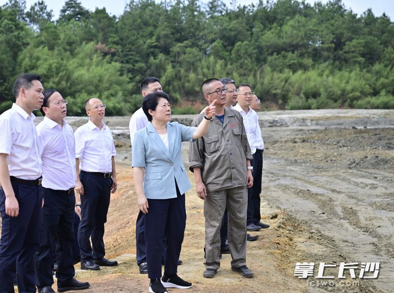 吴桂英在鑫磊矿业刘家垄尾矿库，检查防汛措施落实、监测监控系统运行、生态治理修复等情况。