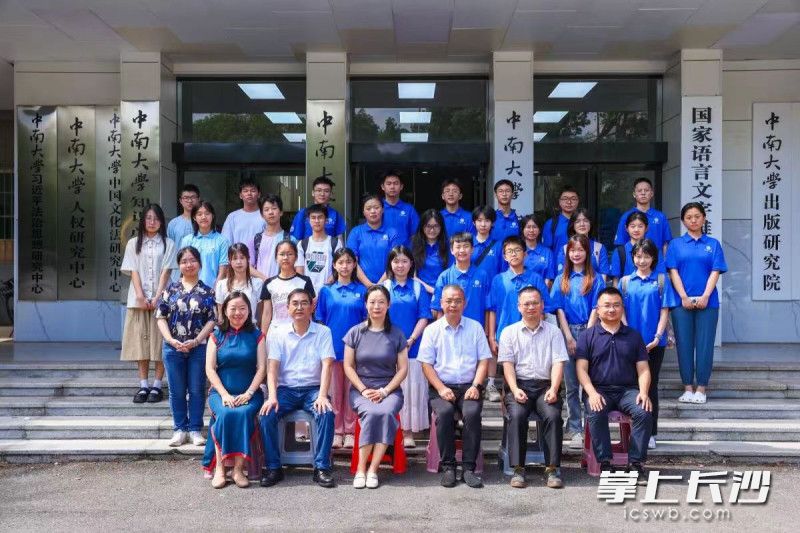 夏令营中，中学生们的学术与人文素养将得以提升。