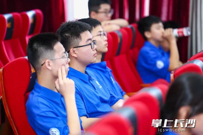 来自全国各地的中学生们，将在夏令营度过一个丰富的暑假。