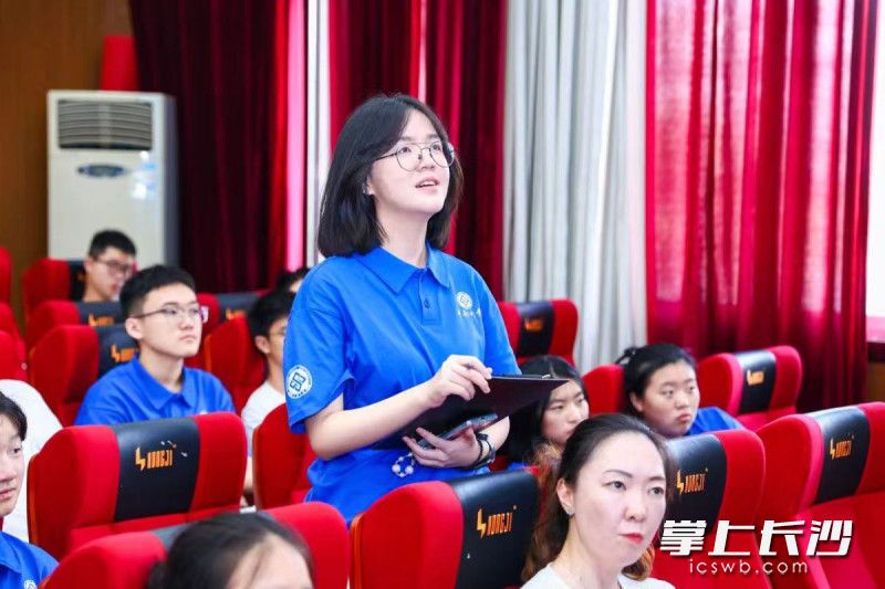 夏令营里，中学生们走进大学、体验真实学术生活。