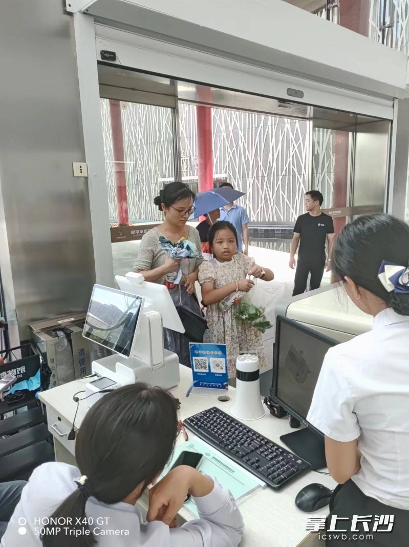 如今,刷刷电子社保卡,无需预约即可进入隆平水稻博物馆。 受访方供图 如今,刷刷电子社保卡,无需预约即可进入隆平水稻博物馆。 受访方供图