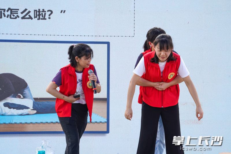 海姆立克急救法教学。
