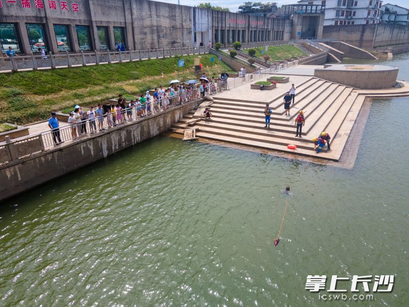 模拟人员真实溺水情景，教授青少年儿童如何自救和寻求大人救援。