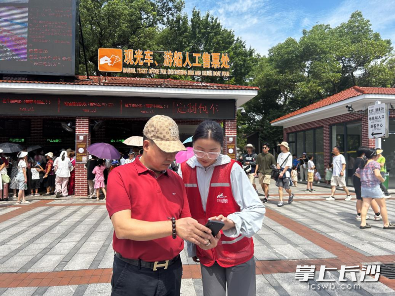 “小青星”青年志愿者在景区各个点位服务。