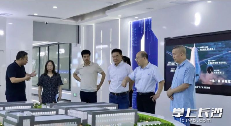 嘉宾参观美特新材生产现场。受访者供图