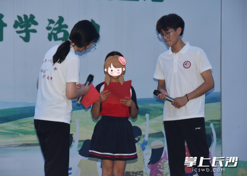 文艺汇演中，大学生与乡村儿童进行互动。均为长沙晚报通讯员 彭宇瑄 王佳乐 供图