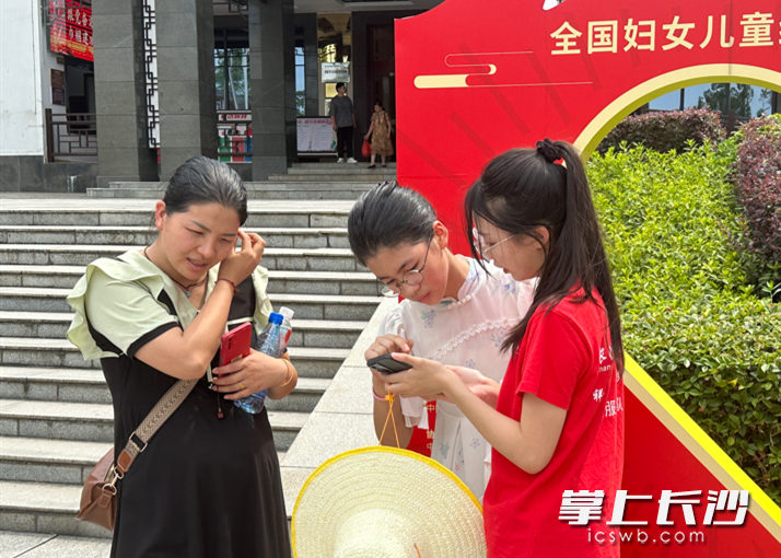一名志愿服务队正在进行调查。均为长沙晚报通讯员 邹心如 戴伟 供图