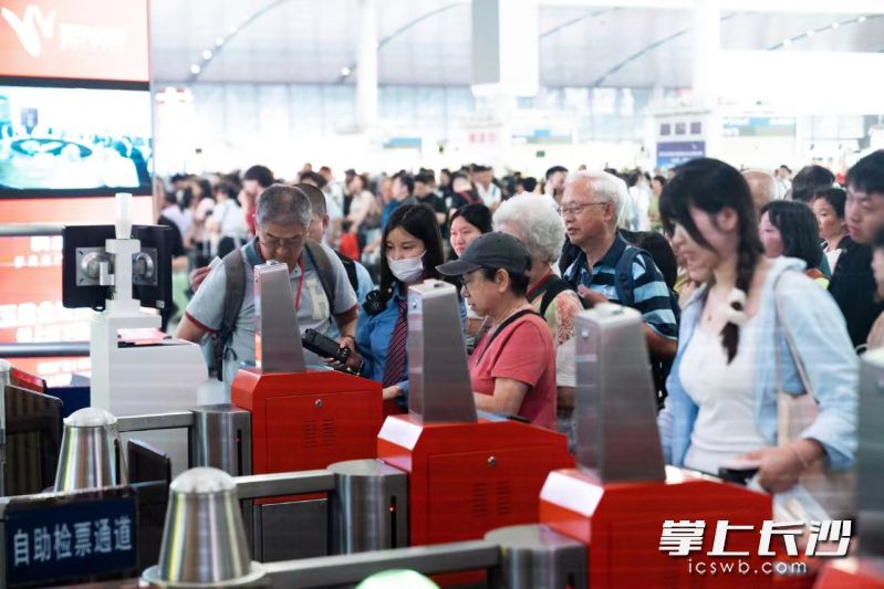 暑运期间，在长沙火车南站，众多旅客正在检票。 长沙晚报通讯员 王添乐 摄