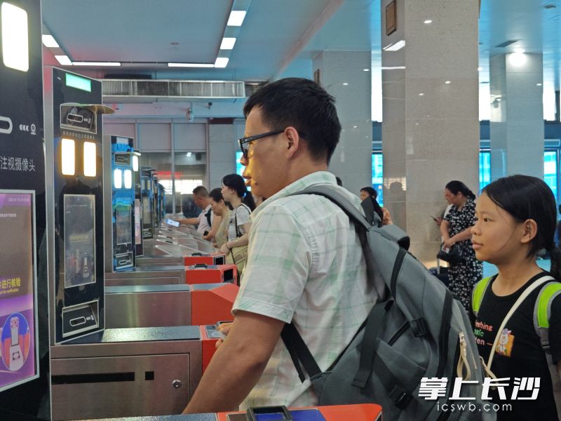 近日，在长沙火车站，旅客正在检票进站。 长沙晚报通讯员 张文娜 摄