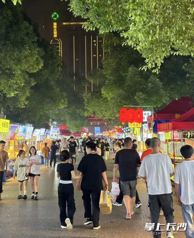 走进长沙扬帆夜市，热火朝天的叫卖声仍不绝于耳。全媒体记者 范宏欢 摄。