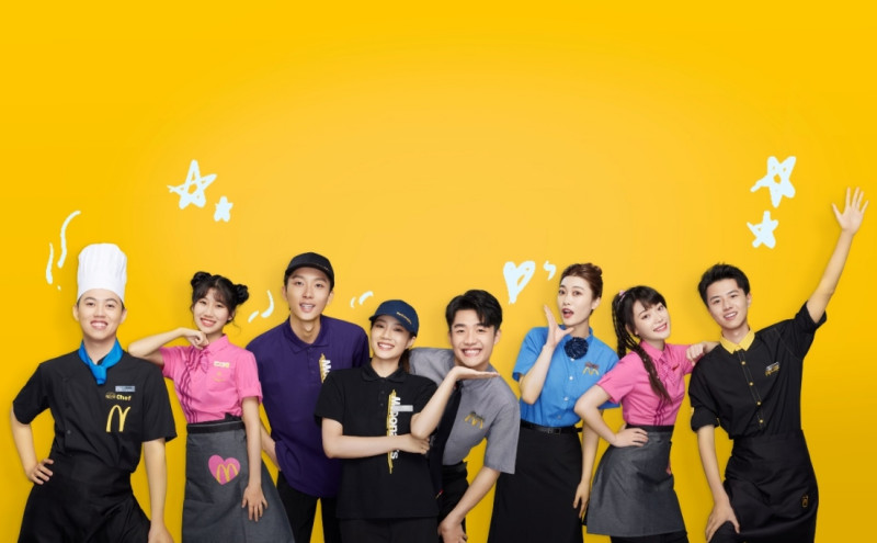 麦当劳中国员工代表穿上新制服，登上著名时尚杂志《世界时装之苑ELLE》。
