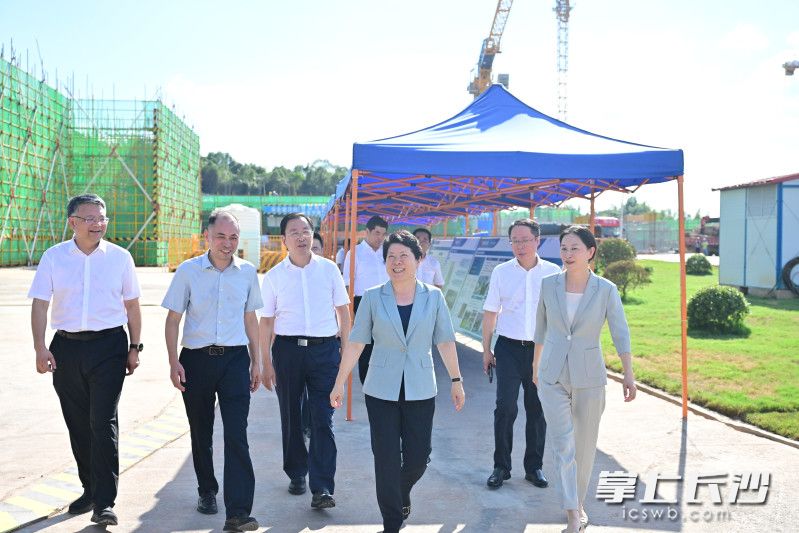 吴桂英调研长沙市一中湘江校区项目建设情况。