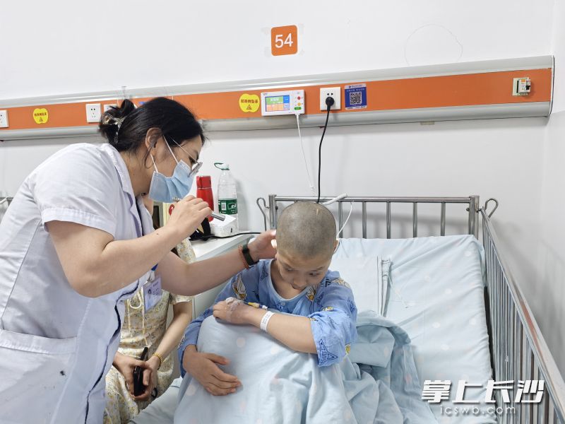 医生为小轩进行检查。