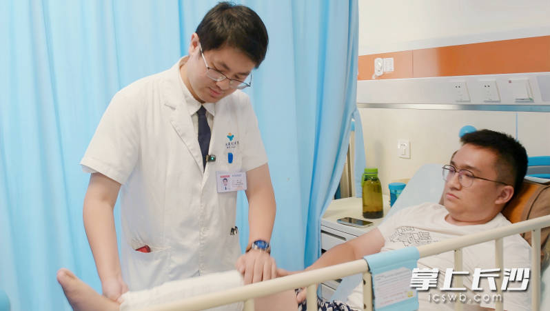 今日是小郑手术后的第二天，医生为小郑检查伤口。