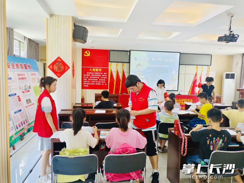 大学生和志愿者老师们在暑期公益托管班辅导孩子学业。均为长沙晚报全媒体记者 李卓 摄