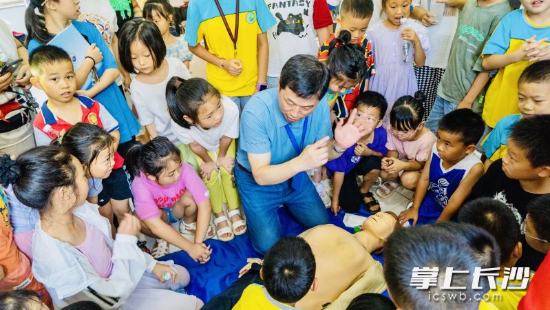 孩子们跟着医生专家现场学急救。