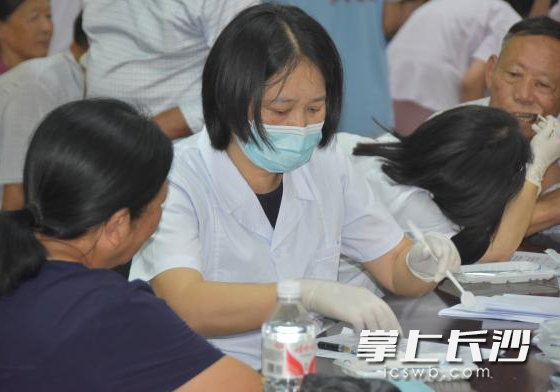 实践团的老师们为当地村民和小朋友检查口腔健康。 实践团的老师们为当地村民和小朋友检查口腔健康。