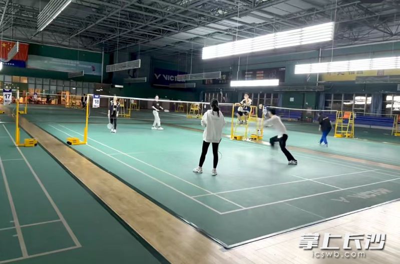 羽毛球馆、篮球馆、壁球馆等众多类型的运动馆涌进不少市民。