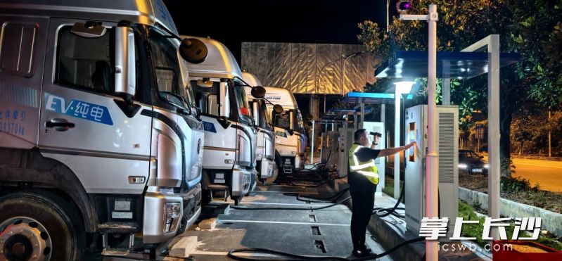 7月18日凌晨，在长沙交投新能源公司蕉溪岭隧控中心充电站，一批重型卡车在此充电。  均为长沙晚报通讯员金浩供图