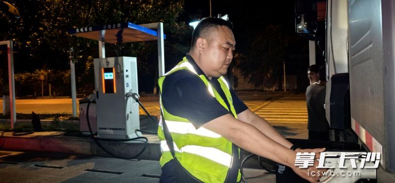 工作人员为重型卡车充电。
