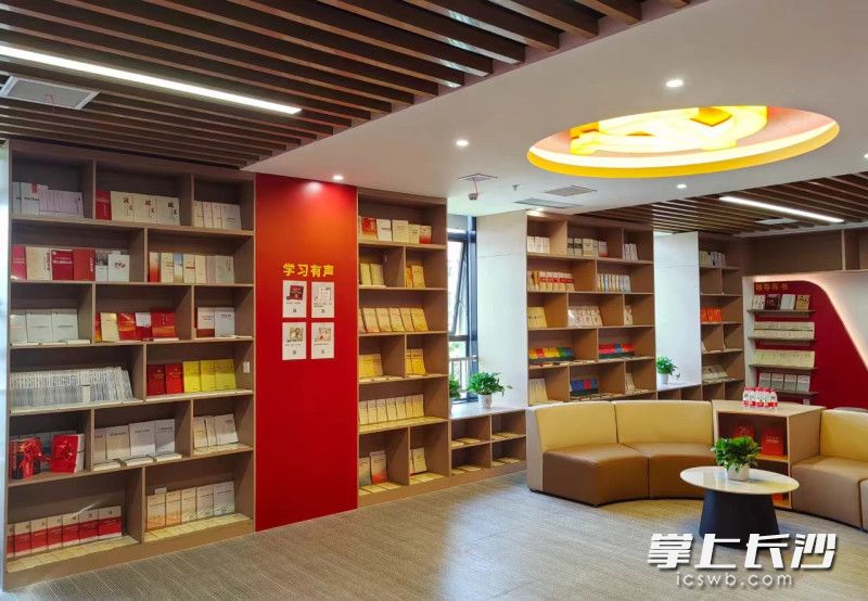 藏书涵盖党的基本理论、党史党建、法律、社科等多个门类。 藏书涵盖党的基本理论、党史党建、法律、社科等多个门类。