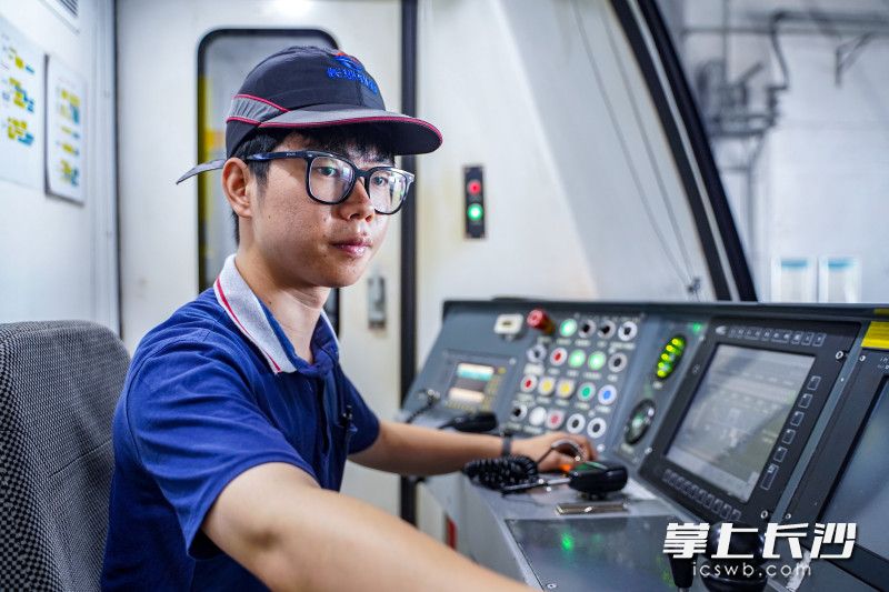 检修人员检查驾驶室内的设备情况。