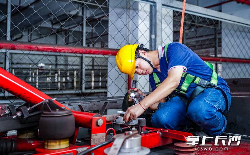 车顶部，检修人员认真检查电器件。 