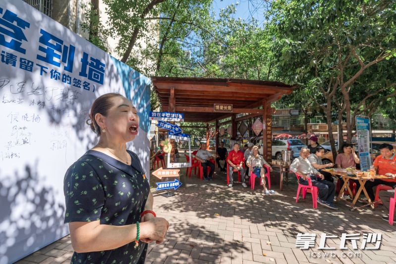7月21日，一场特殊的主题党日活动在牛婆塘社区举行，小区庭院里摆上了“开放麦”，居民们纷纷上台，说说“我和牛婆塘的十年”的故事。均由全媒体记者 陈飞 摄