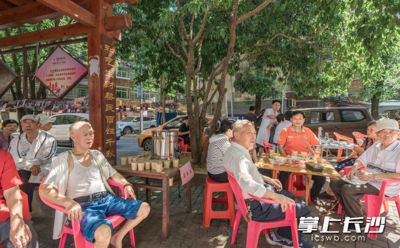 不少老居民专程赶来参加活动。