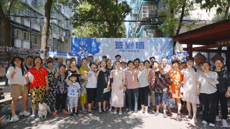 活动现场十分热闹。