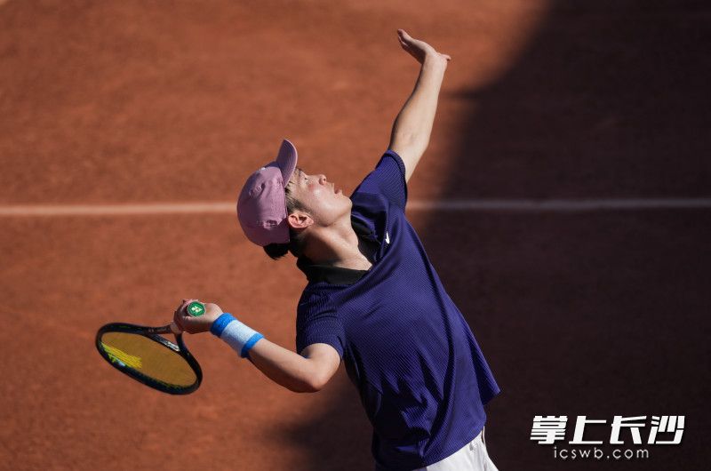 齐熙在男单决赛中。均为长沙晚报全媒体记者 邹麟 摄 齐熙在男单决赛中。均为长沙晚报全媒体记者 邹麟 摄