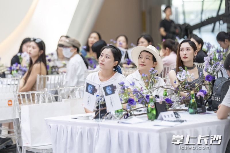 前来参会的女性嘉宾们听得正认真。