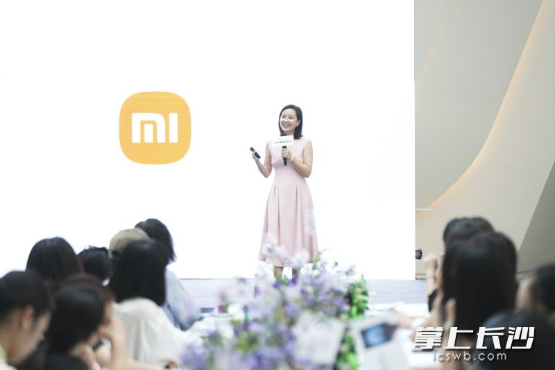 婷停走走ing主理人、湖南广电原新闻主播徐子婷以《如何借助Al,做有传播力的内容》为题进行主题分享。
