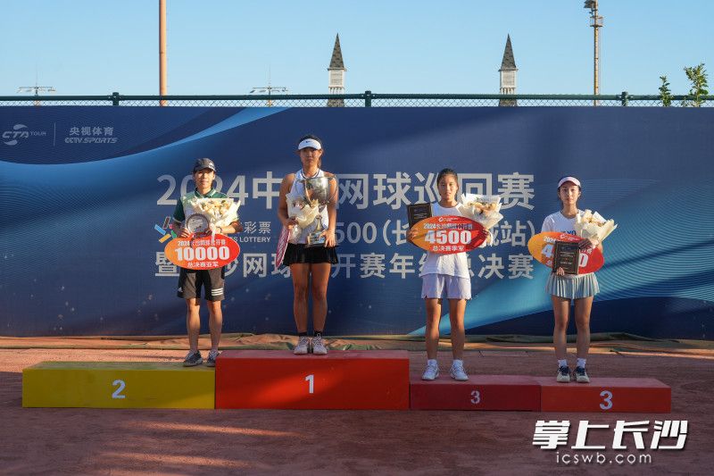 女子单打获奖选手颁奖。 女子单打获奖选手颁奖。