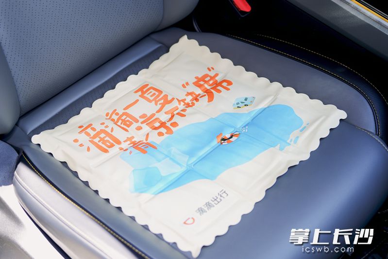 师傅们可以领取冰袖、防晒衣、水杯、矿泉水、清凉礼盒等夏日消暑礼品。