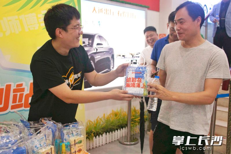 师傅们可以领取冰袖、防晒衣、水杯、矿泉水、清凉礼盒等夏日消暑礼品。