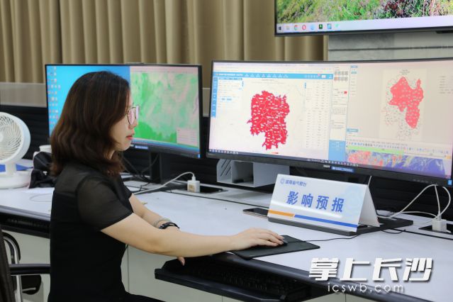 湖南省气象台国家级首席预报员刘红武正在研判最新天气。  长沙晚报通讯员 林城 供图