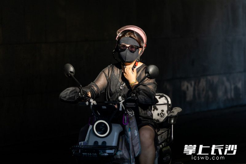 袁家岭立交桥，来往的市民全副武装防暑防晒。  均为长沙晚报全媒体记者董阳摄